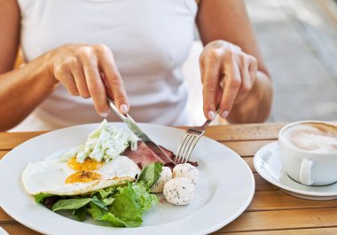 Pastırmalı ve yağda yumurtalı geleneksel kahvaltı.