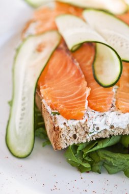 sandviç sebze ve somon füme