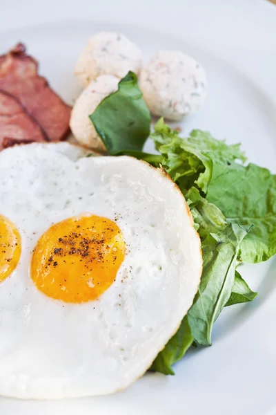 Desayuno tradicional con tocino y huevos fritos Fotos de stock libres de derechos