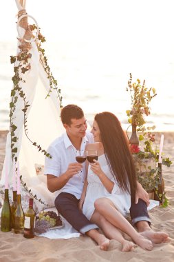 Kızılderili çadırı yakınındaki sahil piknik üzerinde çift hassasiyet