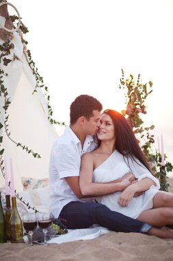 Kızılderili çadırı yakınındaki sahil piknik üzerinde çift hassasiyet