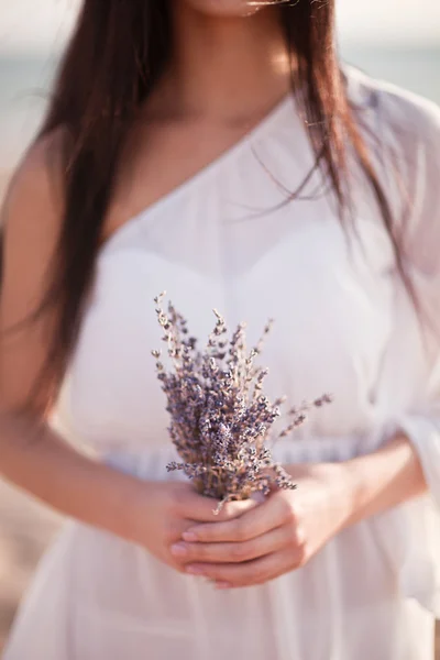 라벤더의 꽃다발을 들고 여자의 손 — 스톡 사진