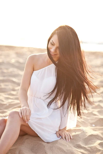 Bella donna tenera posa sulla spiaggia al tramonto — Foto Stock