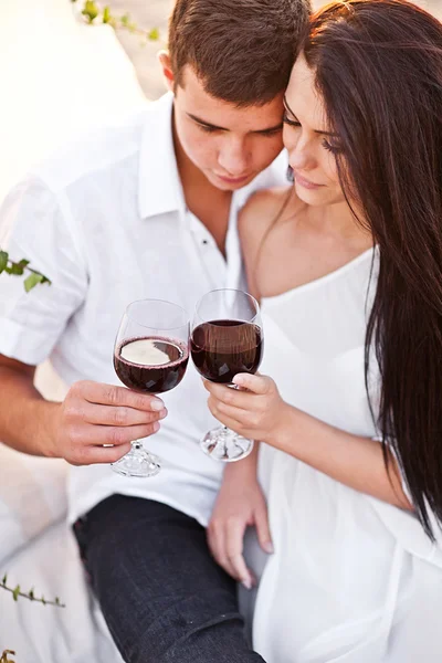 Casal de ternura com vinho na praia do pôr do sol — Fotografia de Stock