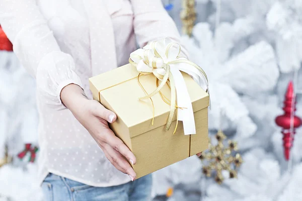 Gelukkig jonge vrouw geven kerst aanwezig vak — Stockfoto