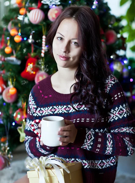 Joyeux jeune femme avec une tasse de cacao de Noël — Photo