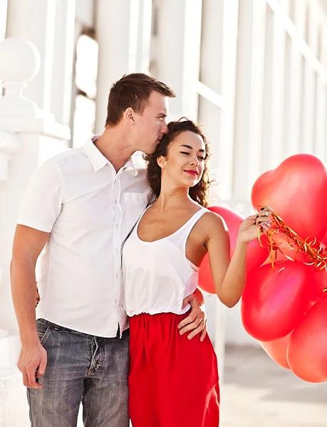 Kırmızı baloons-hearts tutan genç bir çift. Sevgililer günü — Stok fotoğraf