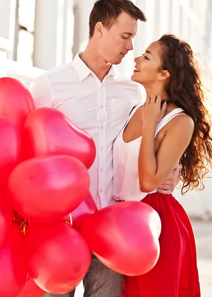 Εφηβική ζευγάρι κρατώντας κόκκινα μπαλόνια-καρδιές. ημέρα του Αγίου Βαλεντίνου — Φωτογραφία Αρχείου