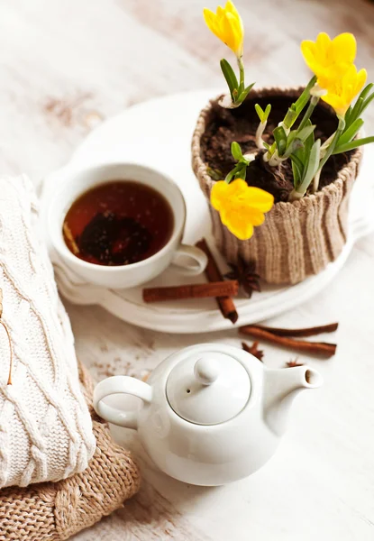 Cup of hot drink, knitting clothes, cinnamon and flowers. winter mood — Stock Photo, Image