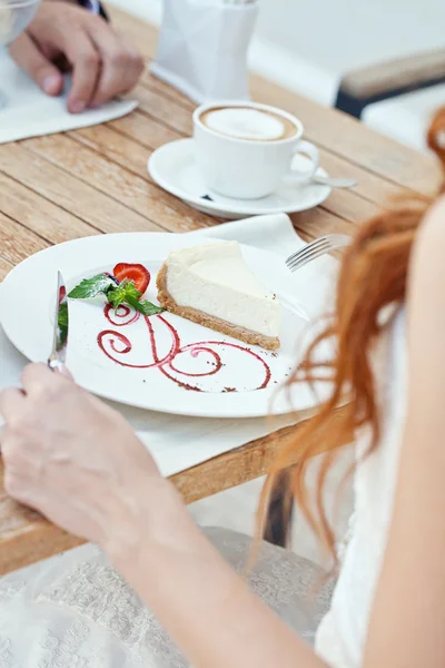 Tarta de queso de vainilla en restaurante con café y helado —  Fotos de Stock
