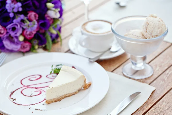 Vanilla cheesecake in restaurant with coffee and ice-cream — Stock Photo, Image