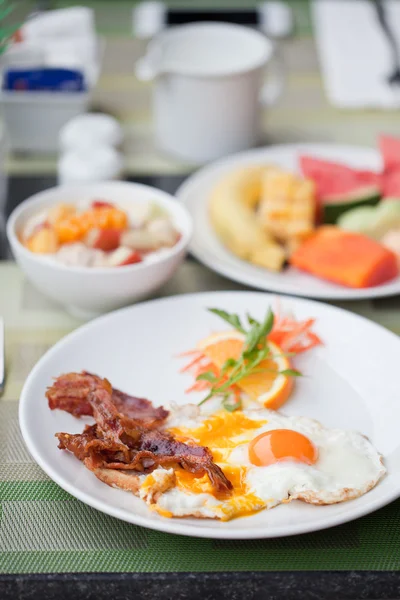 Otel kahvaltı. Pastırma ve meyve ile kızarmış yumurta — Stok fotoğraf