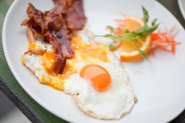 Le petit déjeuner. Œufs frits au bacon et aux fruits — Photo