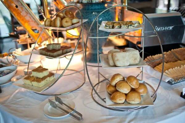 Colazione in hotel. Colazione a buffet. Pane — Foto Stock