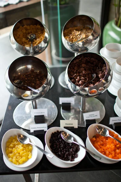 Hotel droge ontbijt in assortiment. noten en droge vruchten — Stockfoto