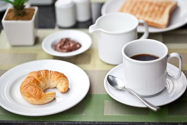 Śniadanie w hotelu. rogalik i kawa z mlekiem — Zdjęcie stockowe