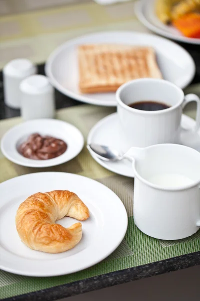 Colazione in hotel. croissant e caffè con latte — Foto Stock