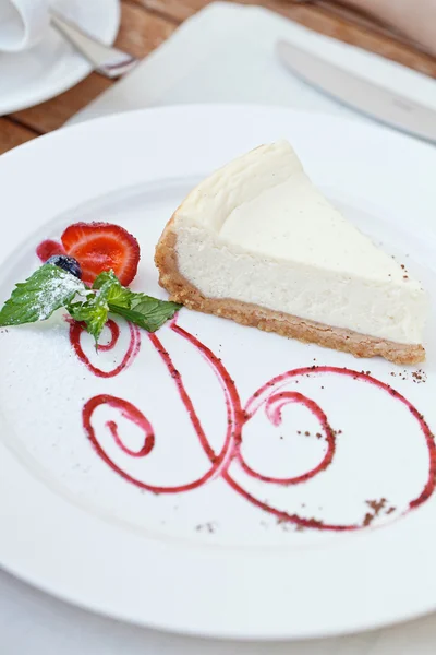 Vanille-Käsekuchen im Restaurant mit Kaffee und Eis — Stockfoto