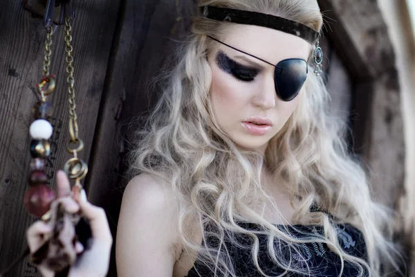 Modefrau mit langen blonden Haaren, Make-up und Augenklappe — Stockfoto