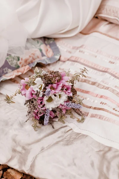 Bouquet de mariage pour mariée avec oreiller — Photo