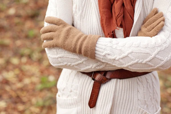 Frau in weißem Pullover, Handschuhen und Schal im Herbst — Stockfoto