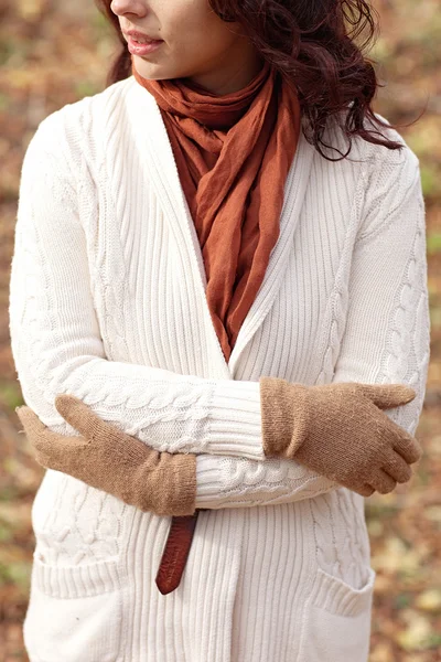 Frau in weißem Pullover, Handschuhen und Schal im Herbst — Stockfoto