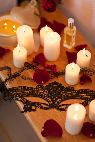 Nuit romantique avec bougie et masque en dentelle — Photo