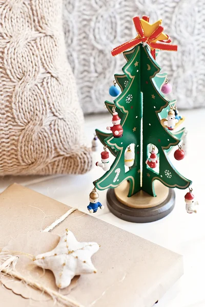 Árbol de año nuevo verde con almohada y presente — Foto de Stock