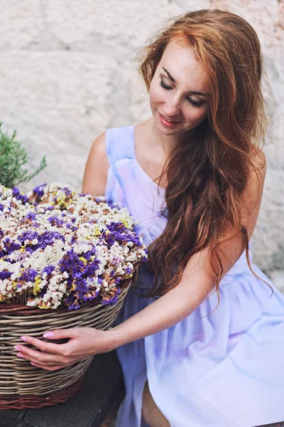 Retrato de moda de menina bonita jovem na cor lilás pálido vestido voador longo andando pela rua na cidade velha — Fotografia de Stock