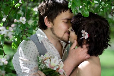 Genç hassasiyet çift Çiçek bahçesinde rahatlayın