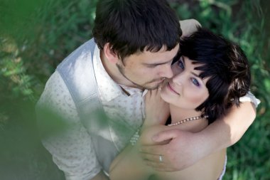 Genç hassasiyet çift Çiçek bahçesinde rahatlayın