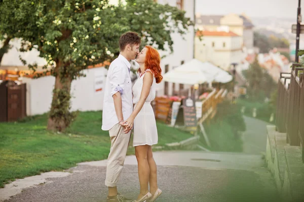 Casal em Praga, República Checa, Europa. feliz jovem casal andando fora na cidade velha . — Fotografia de Stock