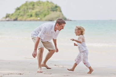 mutlu bir aile eğleniyor güzel güneşli kumsalda