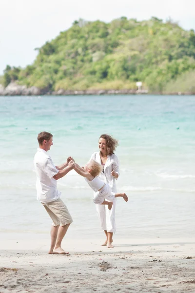 Lycklig familj att ha kul på vacker solig strand — Stockfoto