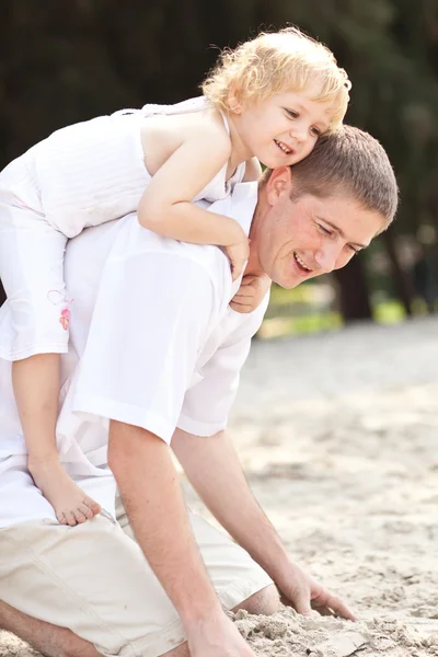 Glückliche Familie, die Spaß am schönen sonnigen Strand hat — Stockfoto