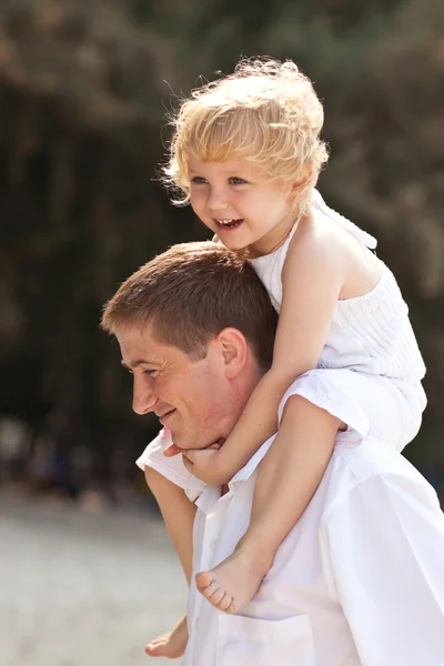 Glückliche Familie, die Spaß am schönen sonnigen Strand hat — Stockfoto