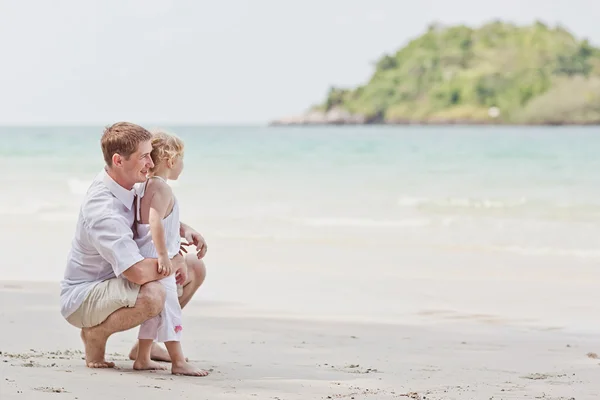 Lycklig familj att ha kul på vacker solig strand — Stockfoto