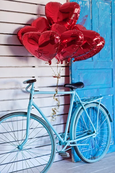 Bicicleta azul com balões em forma de coração. Dia dos Namorados . — Fotografia de Stock