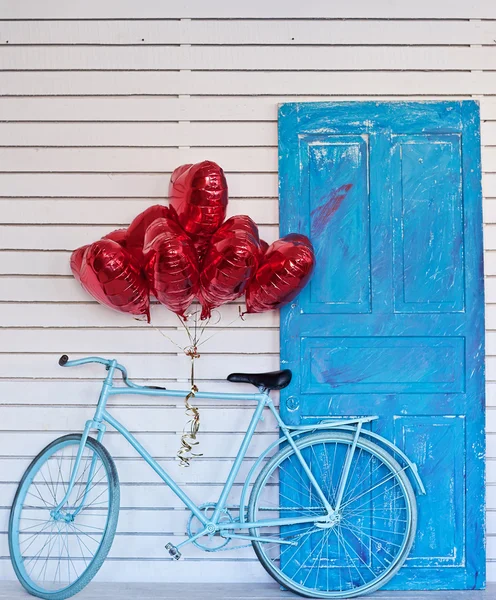 Blaues Fahrrad mit herzförmigen Ballons. Valentinstag. — Stockfoto