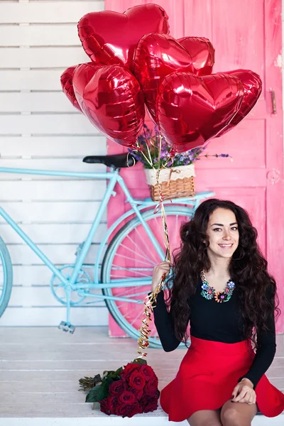Jonge model vrouw glimlach met ballonnen — Stockfoto