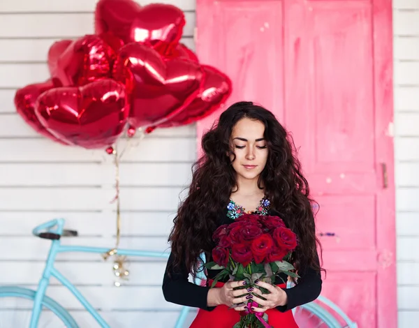 Giovane modello donna sorriso con palloncini — Foto Stock