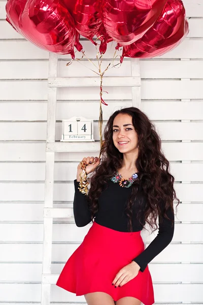 年轻模特女人微笑着气球 — 图库照片