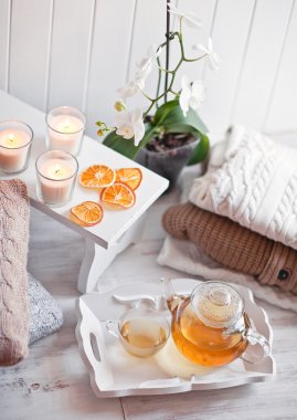 Sıcak çim içki, örgü elbise, Kuru portakal, ca ile çay tepsisi