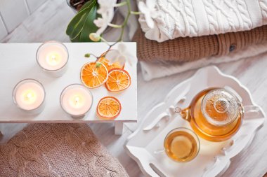 Sıcak çim içki, örgü elbise, Kuru portakal, ca ile çay tepsisi