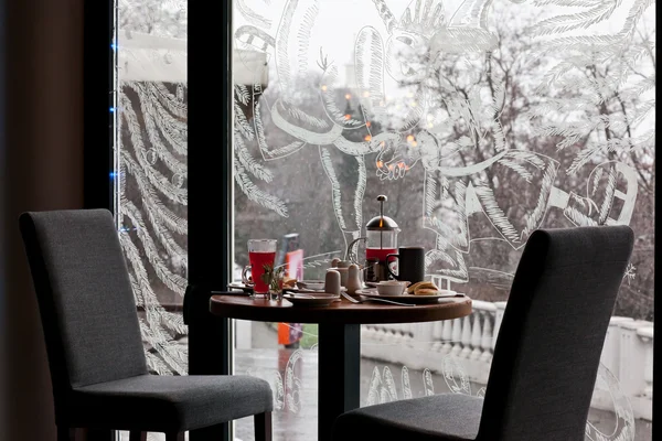 Frukost för två i det mysiga kaféet på vintern snöar morgon. CH — Stockfoto