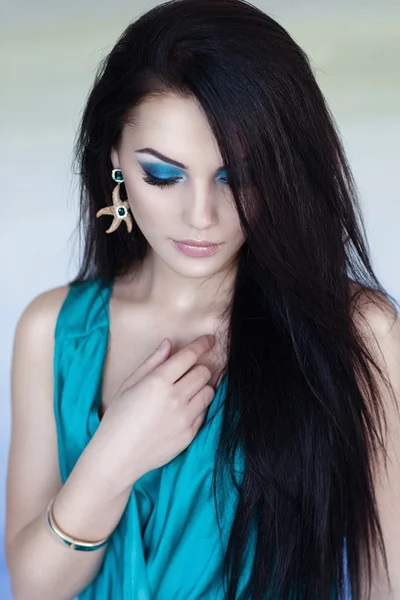 Leuke brunette vrouw in prachtige emerald jurk. — Stockfoto