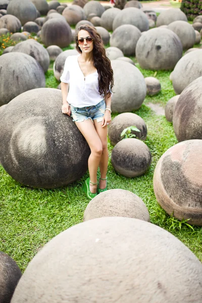 美丽的年轻漂亮的女人，在泰国的一个公园散步。帕塔亚。东巴热带植物园 — 图库照片
