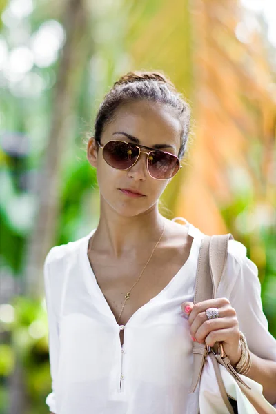 Belle jolie jeune femme marchant dans un parc en Thaïlande. Pattaya. Jardin botanique tropical de Nong Nooch — Photo