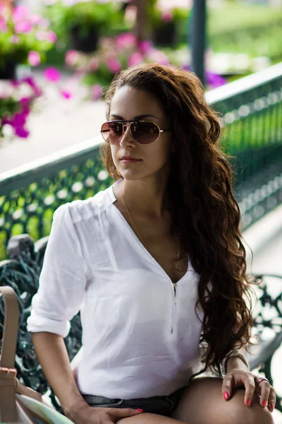 Belle jolie jeune femme marchant dans un parc en Thaïlande. Pattaya. Jardin botanique tropical de Nong Nooch — Photo