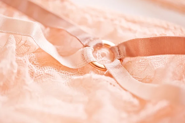 Ternura peachys lingerie com pérolas de rosas, vela e acessórios. Humor de amor . — Fotografia de Stock